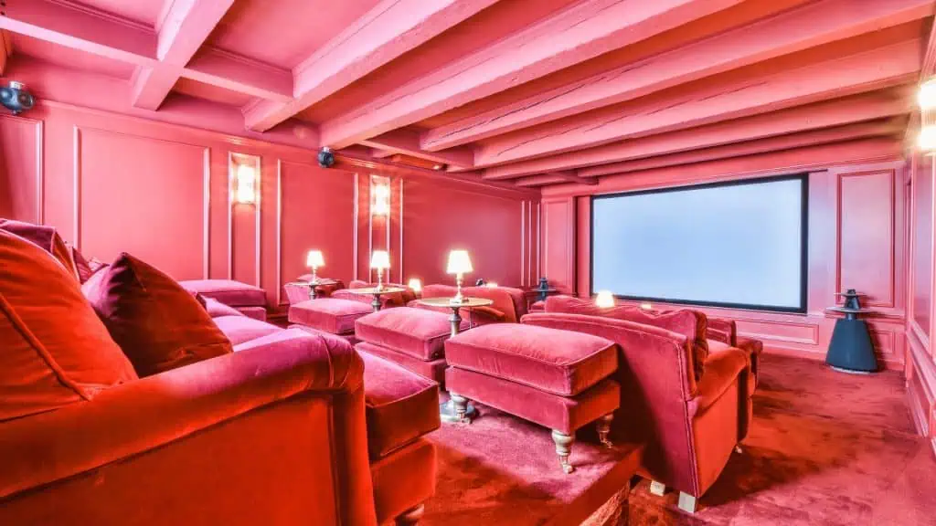Cine en Casa - asientos rojos, asientos cómodos, pantalla casa