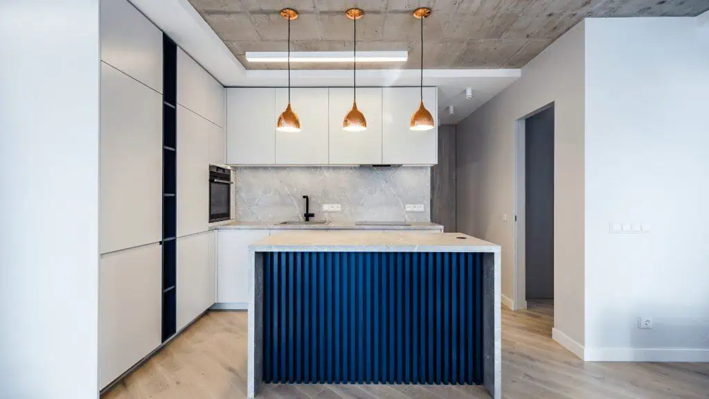 cambiar puertas y frentes de cocinas - cocina moderna, cocina blanca y azul, luces colgantes