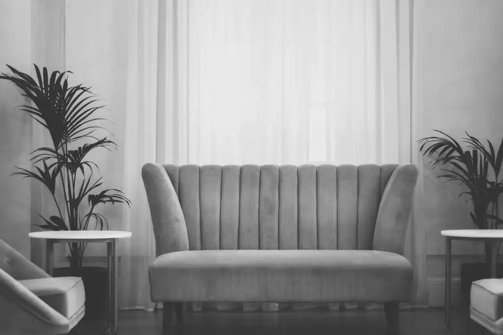 Interior biofilico con plantas y conexion con la naturaleza para el post Arquitectura Biofílica 2026: La Tendencia que C