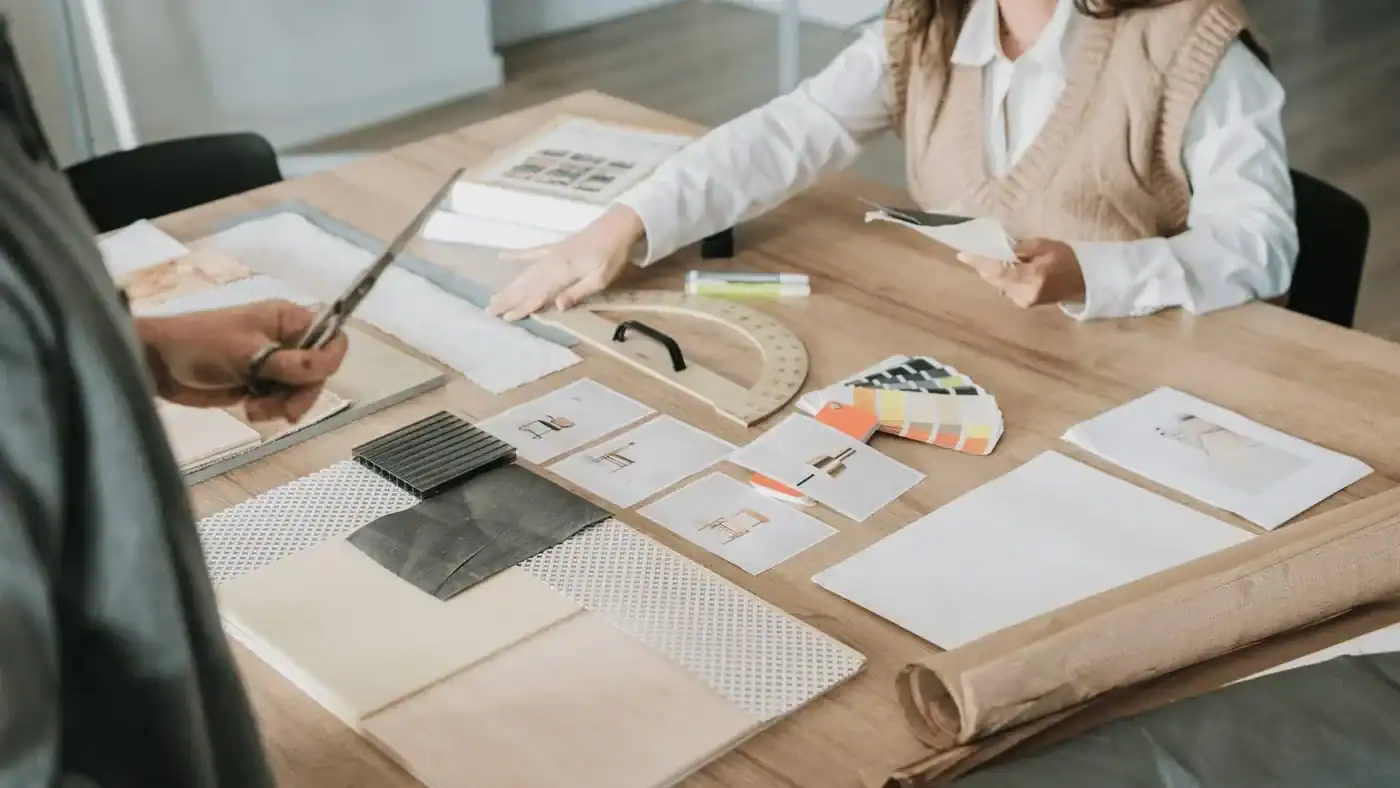 Reunión de proyecto con materiales y muestras para una vivienda unifamiliar