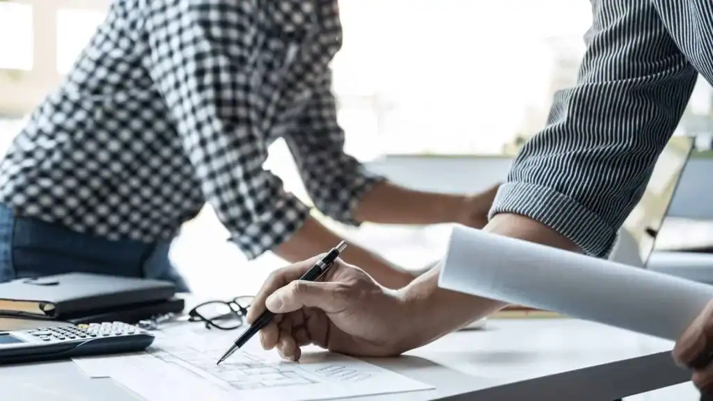 Arquitecto revisando planos antes de ser contratado para una vivienda unifamiliar