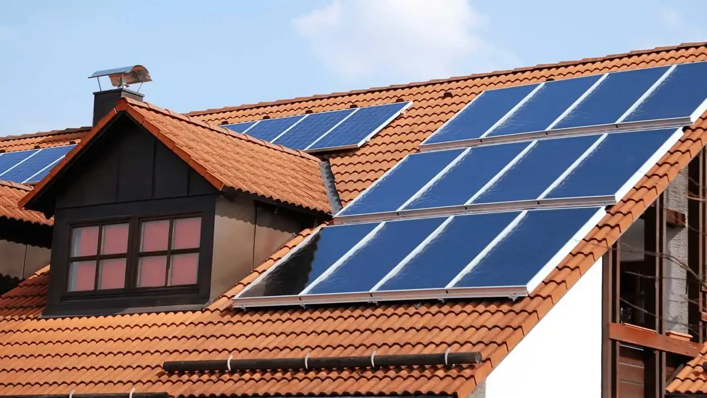 Cubierta de vivienda con paneles solares como solución de eficiencia energética