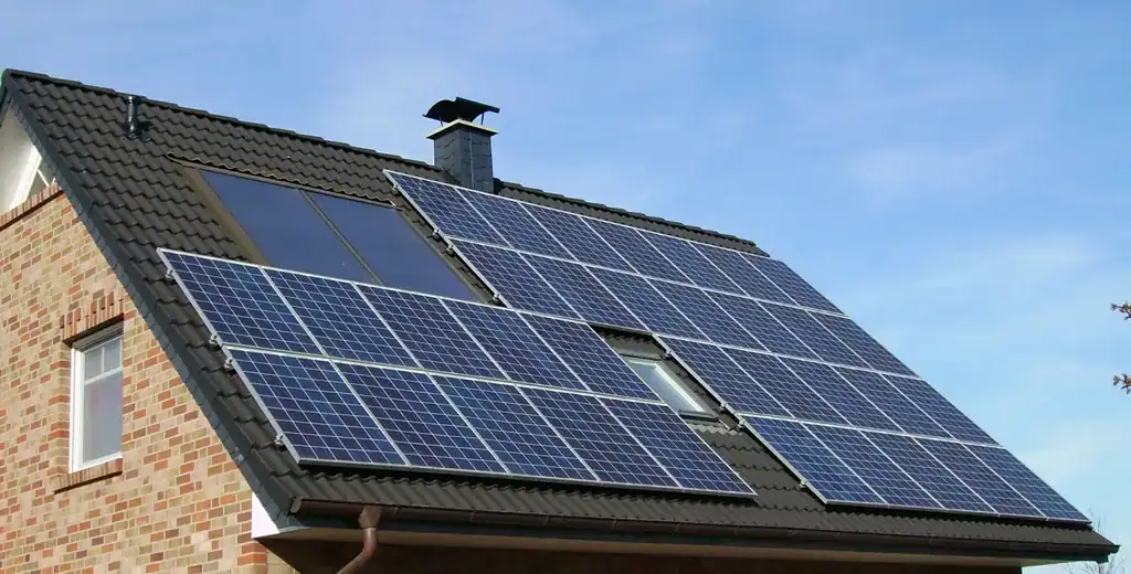 Cubierta residencial con instalacion fotovoltaica en Zaragoza para el post Instalación Fotovoltaica en Zaragoza: Ahorra