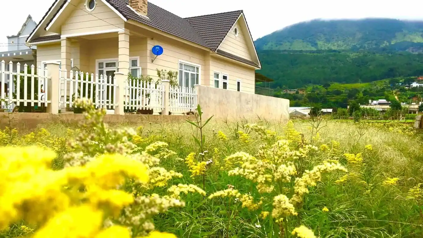 Casa unifamiliar con jardín como referencia del espacio que condiciona la parcela