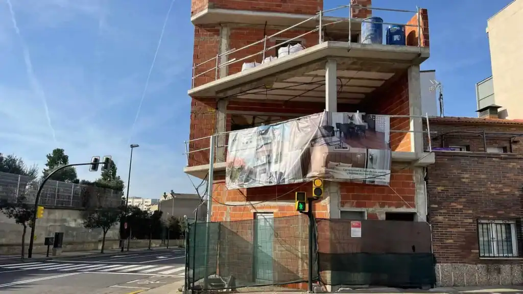 Vivienda en construcción utilizada para ilustrar decisiones sobre suelo rústico en Aragón