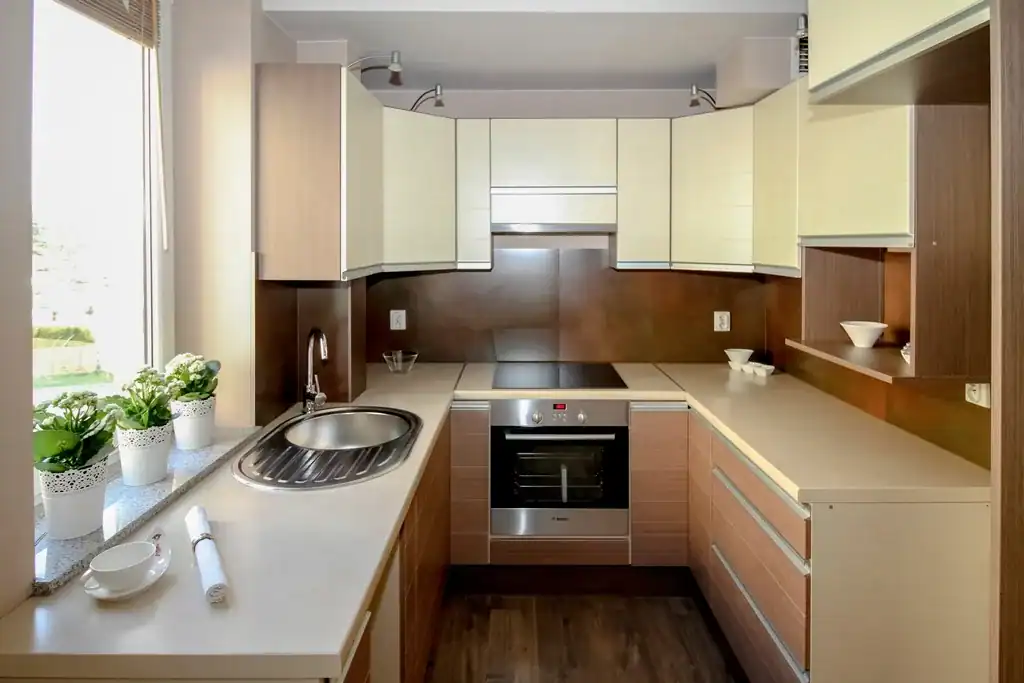 Cocina renovada en una reforma integral de vivienda para el post Reformas Integrales en Zaragoza: Transforma tu Vivienda