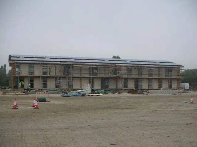 Cubierta industrial con paneles solares integrados para el post Modelos arquitectónicos de integración de paneles solare