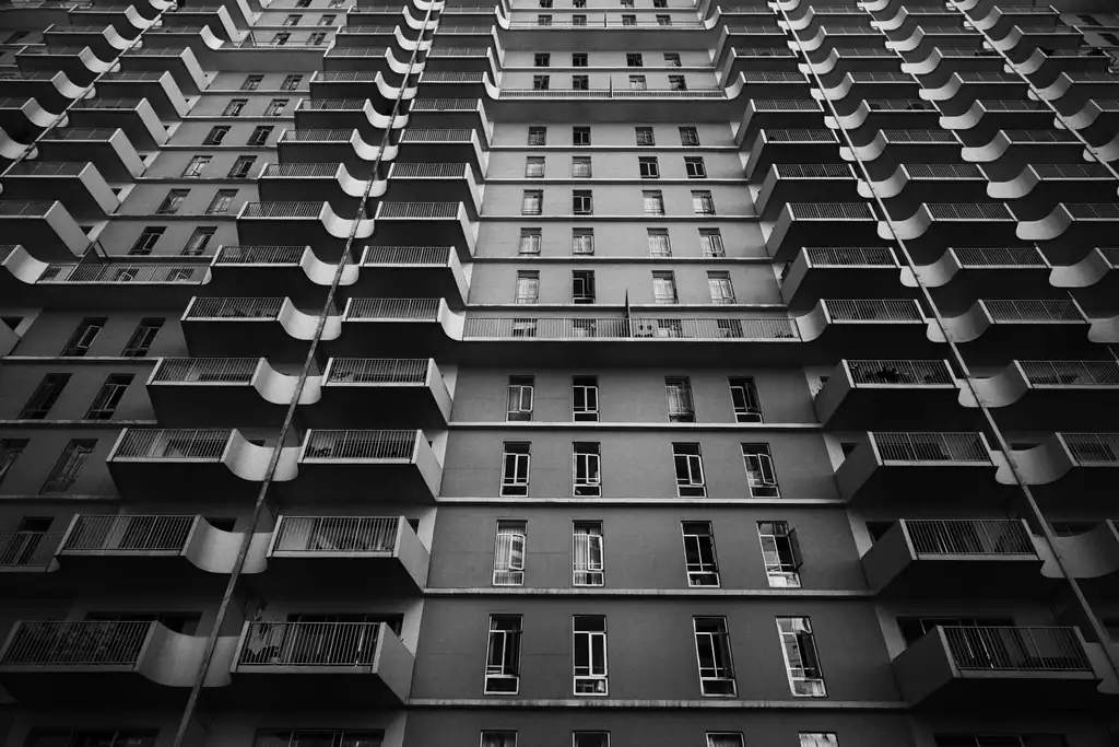 Proyecto de arquitectura con enfoque funcional y contemporaneo para el post **Título: Los visionarios del mañana: Cómo u