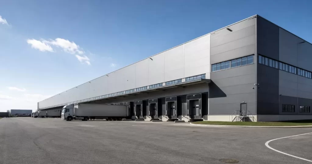 Centro logistico moderno con naves de gran superficie y muelles de carga en Zaragoza