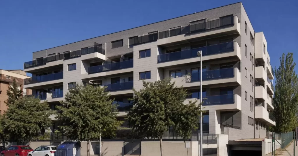 Edificio plurifamiliar de viviendas moderno con balcones y fachada contemporanea en Zaragoza