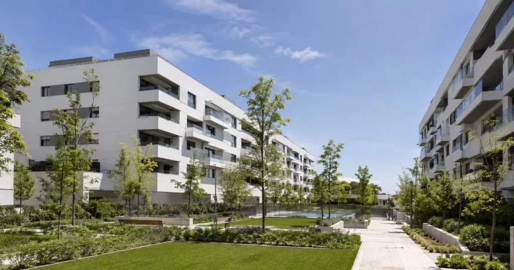 Promocion inmobiliaria residencial de obra nueva con viviendas modernas y zonas verdes en Zaragoza
