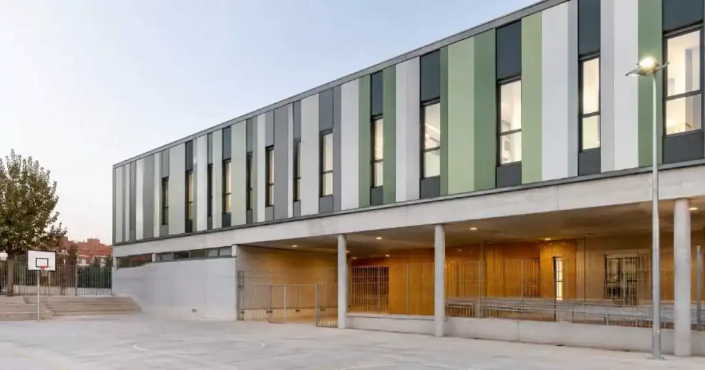 Centro educativo publico moderno en Espana con arquitectura sostenible e innovadora