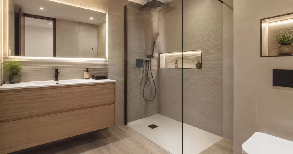 Bano moderno completamente reformado con ducha de obra y azulejos elegantes