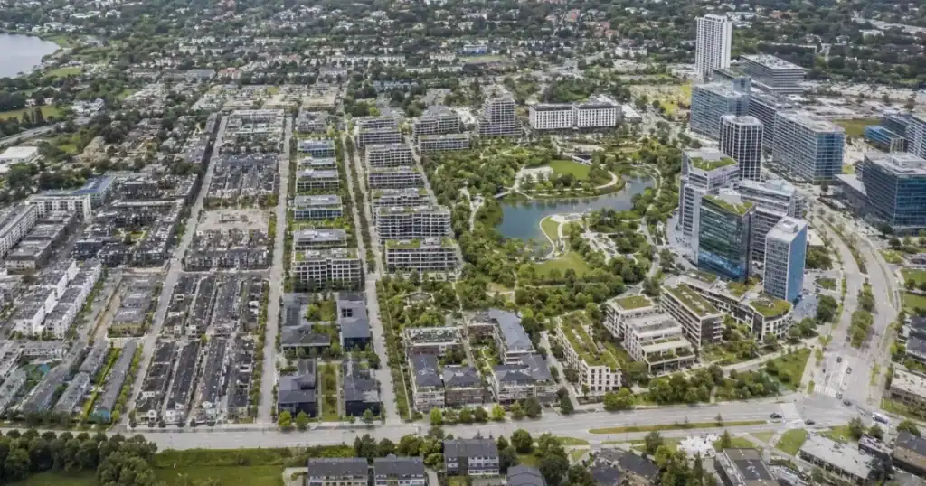 Vista aerea de proyecto de urbanizacion sostenible con parques y espacios funcionales