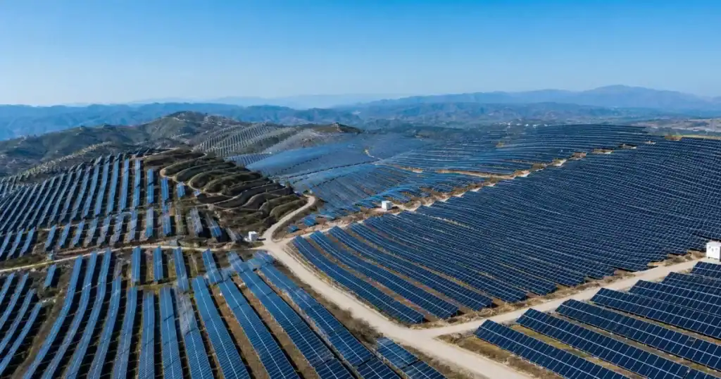 parque fotovoltaico optimizado con paneles solares alineados para maxima produccion de energia