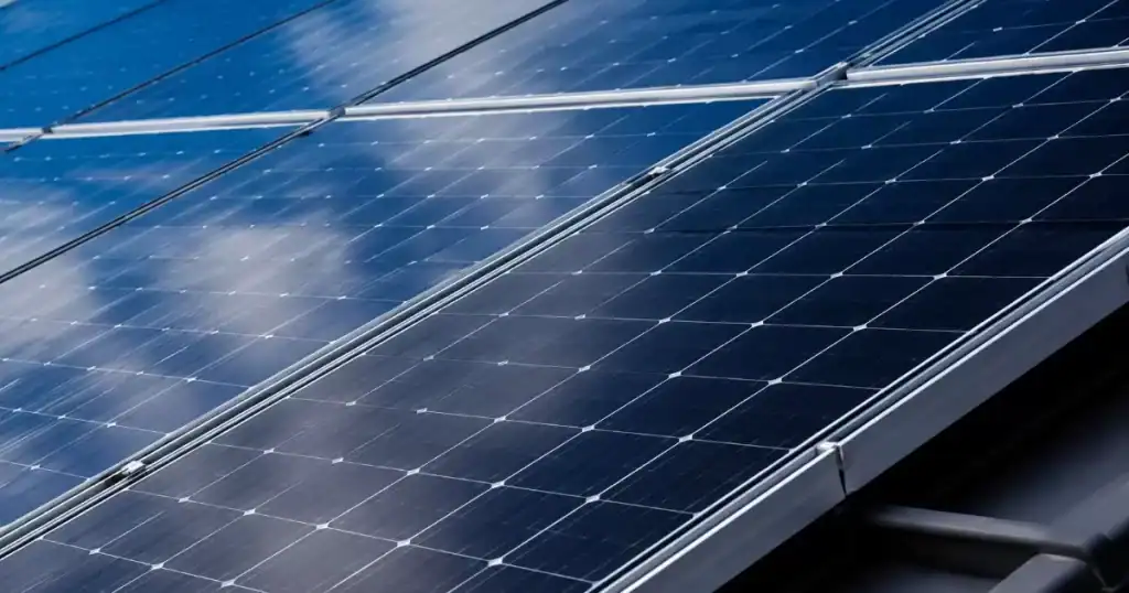 Primer plano de paneles fotovoltaicos monocristalinos de alta eficiencia instalados en tejado de edificio