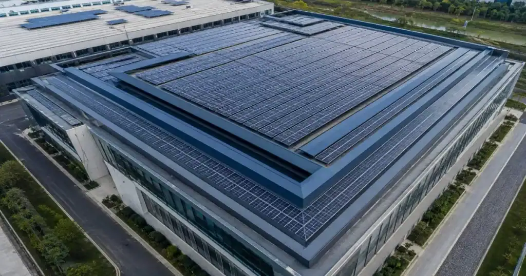 Vista aerea cubierta industrial con paneles solares fotovoltaicos integrados arquitectura sostenible
