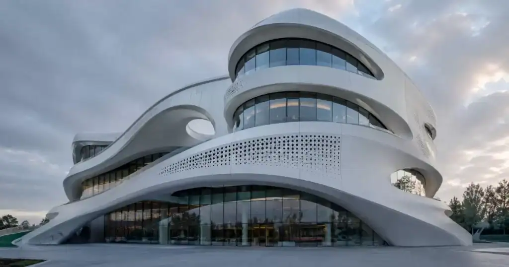 Edificio de arquitectura parametrica con fachada de geometrias complejas y formas organicas fluidas