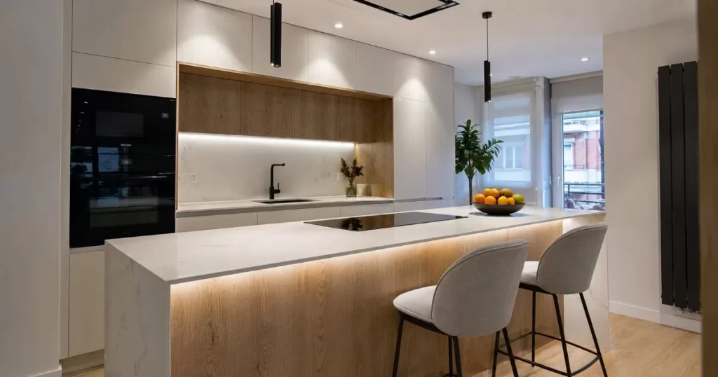 Cocina moderna reformada con isla central en un piso de La Almozara Zaragoza