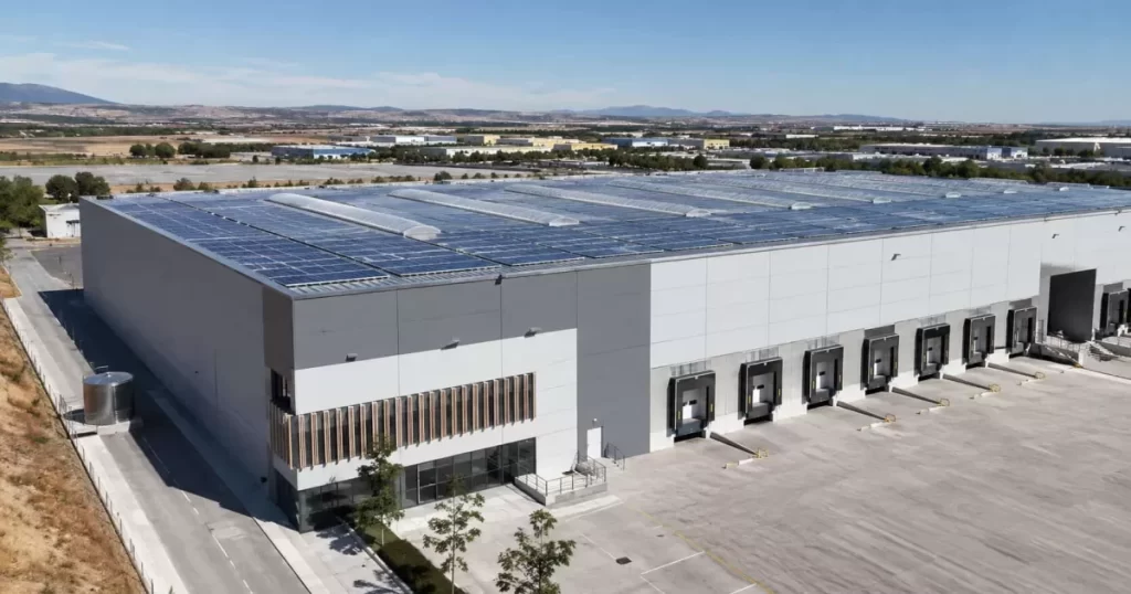 Nave industrial moderna y eficiente en Madrid con cubierta solar y lucernarios, arquitectura industrial sostenible