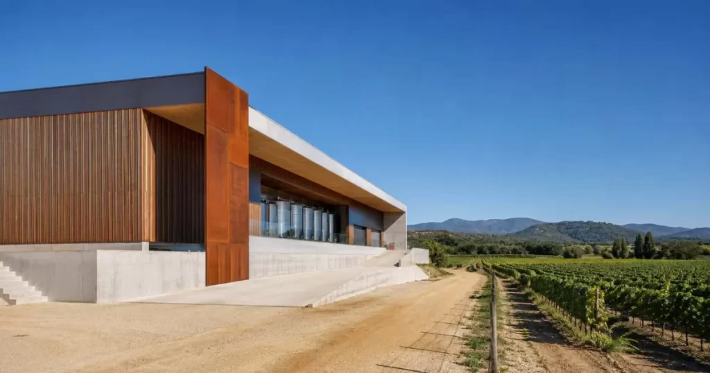 Edificio agroindustrial moderno (bodega) integrado en un paisaje rural, arquitectura para el sector agroalimentario