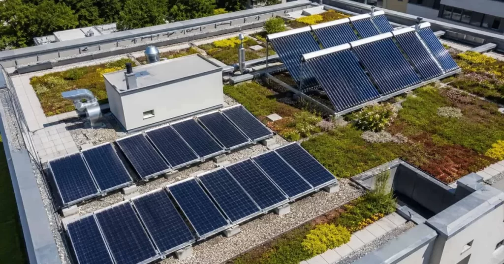 Cubierta de edificio con paneles solares, captadores térmicos y zona ajardinada, integración de energías renovables en edificios