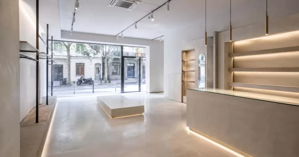Interior de un local comercial reformado y moderno en Madrid listo para abrir, reforma comercial de calidad