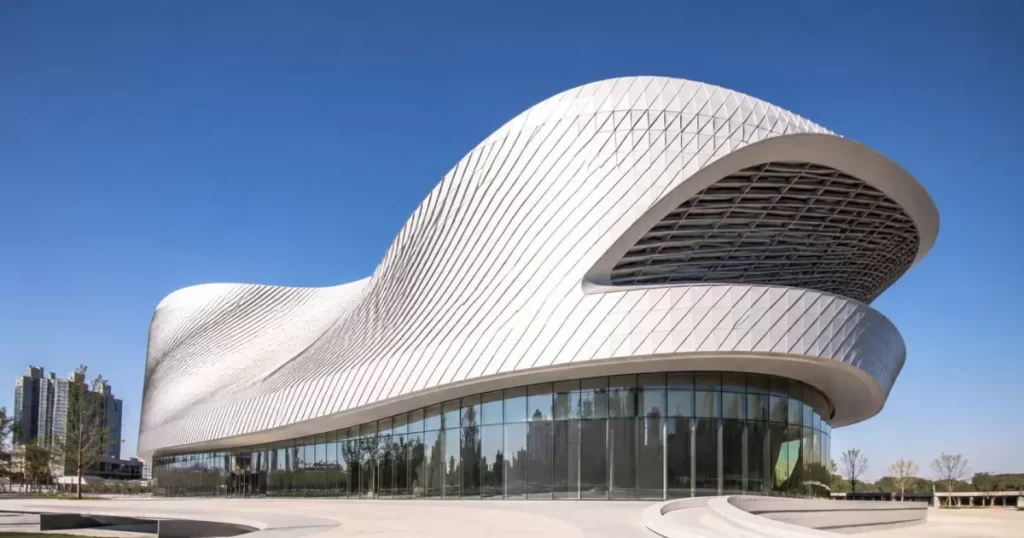 Edificio de tendencia arquitectónica actual con fachada paramétrica curva y materiales innovadores, tendencias en arquitectura y construcción