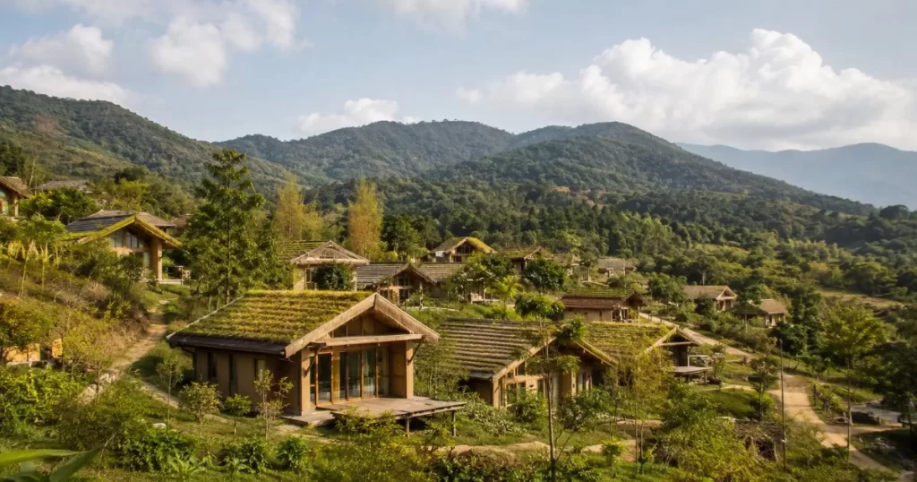 Pueblo rural con construccion sostenible integrada en el paisaje natural